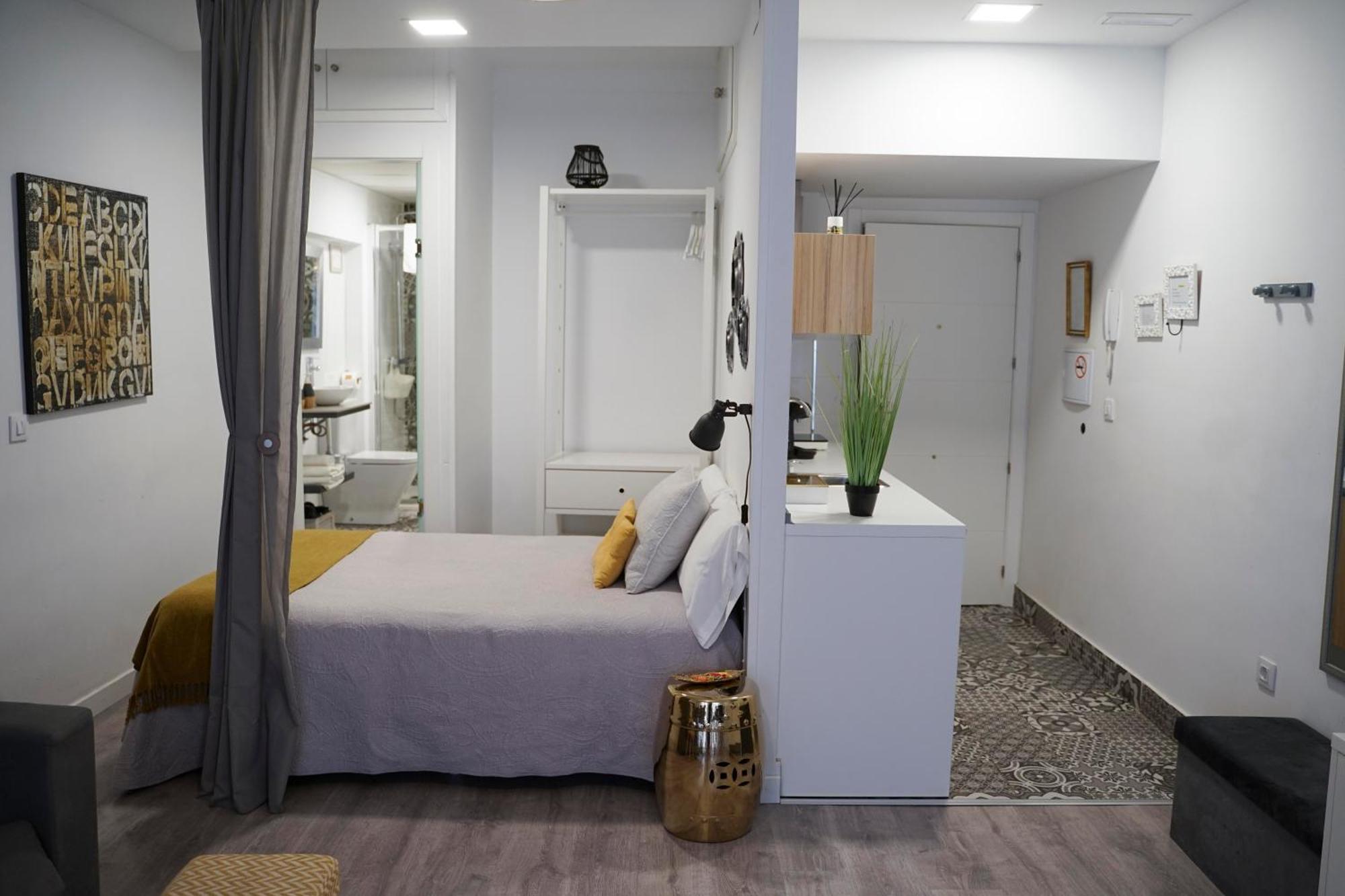 Apartamentos Suites Cariatide Plasencia Eksteriør bilde