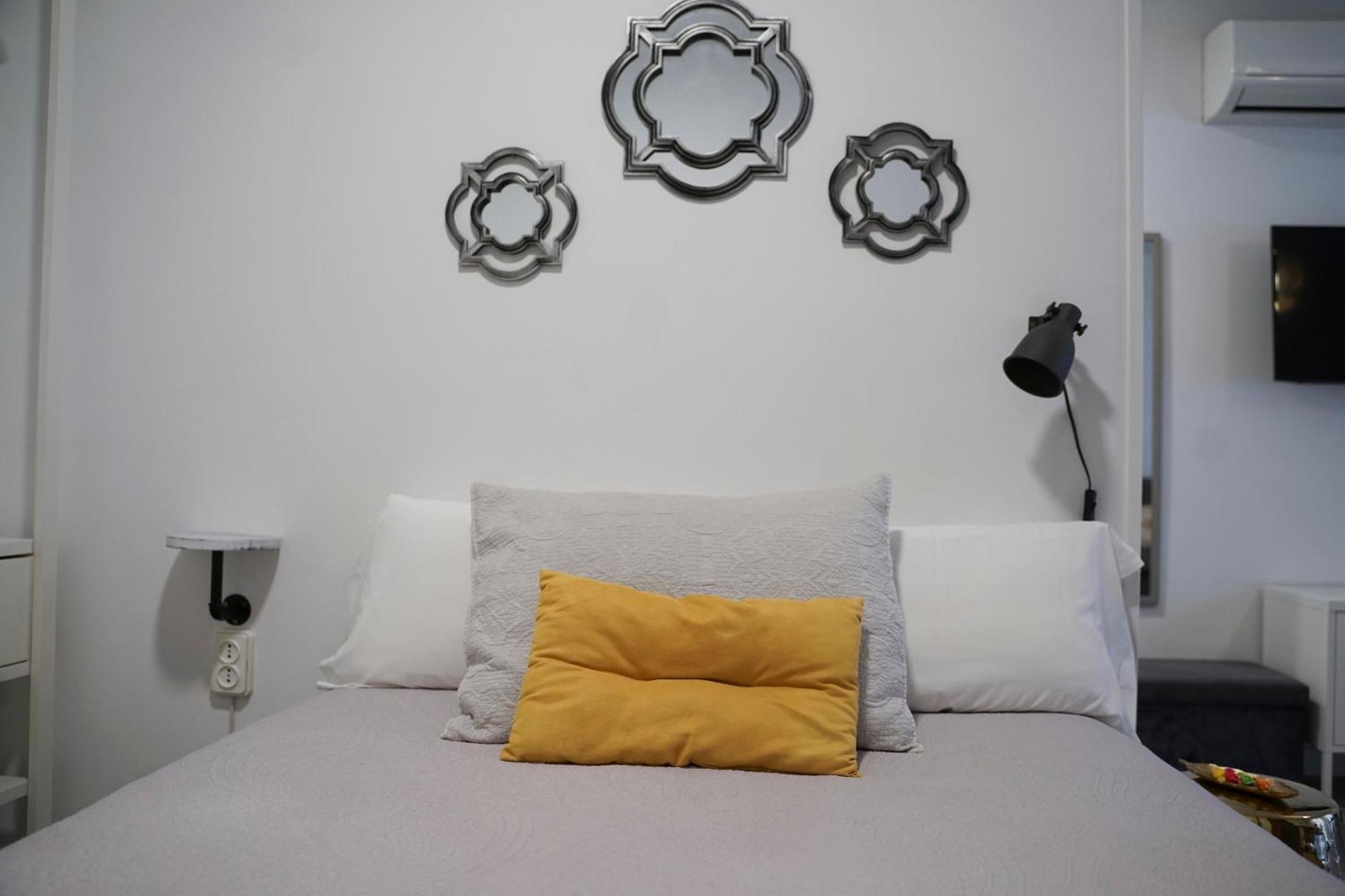 Apartamentos Suites Cariatide Plasencia Eksteriør bilde