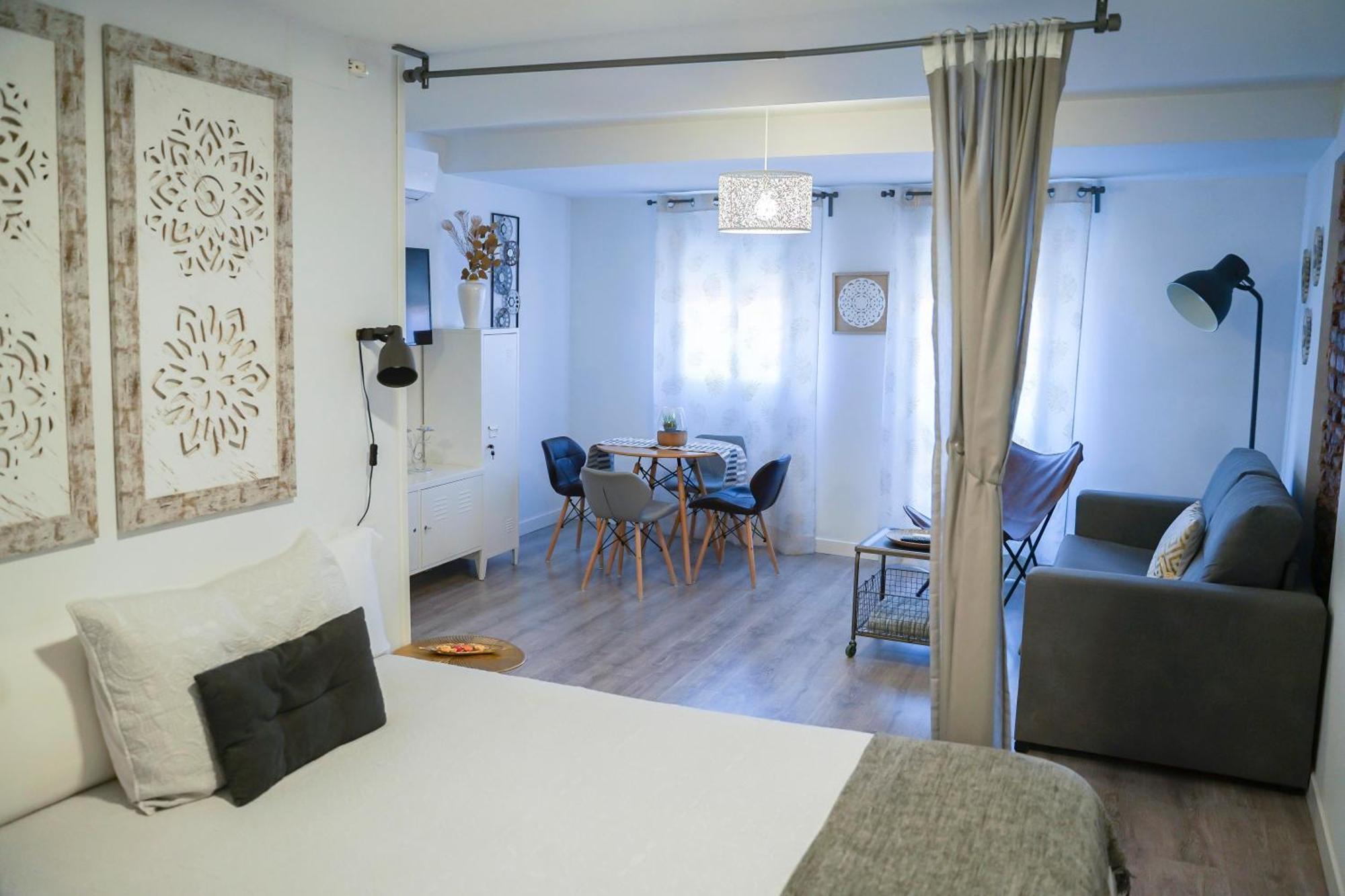 Apartamentos Suites Cariatide Plasencia Eksteriør bilde